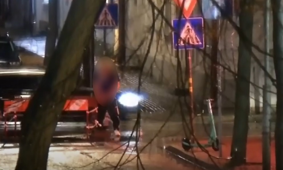 Daugavpilī vīrietis urinē uz ceļa.