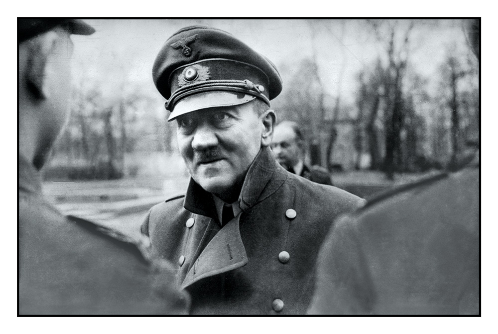 Viens no pēdējiem Ādolfa Hitlera attēliem 1945. gada aprīlī. Ādolfs Hitlers pasniedz Dzelzs krusta apbalvojumus Hitlera jaunatnes (Hitlerjugend) biedriem.