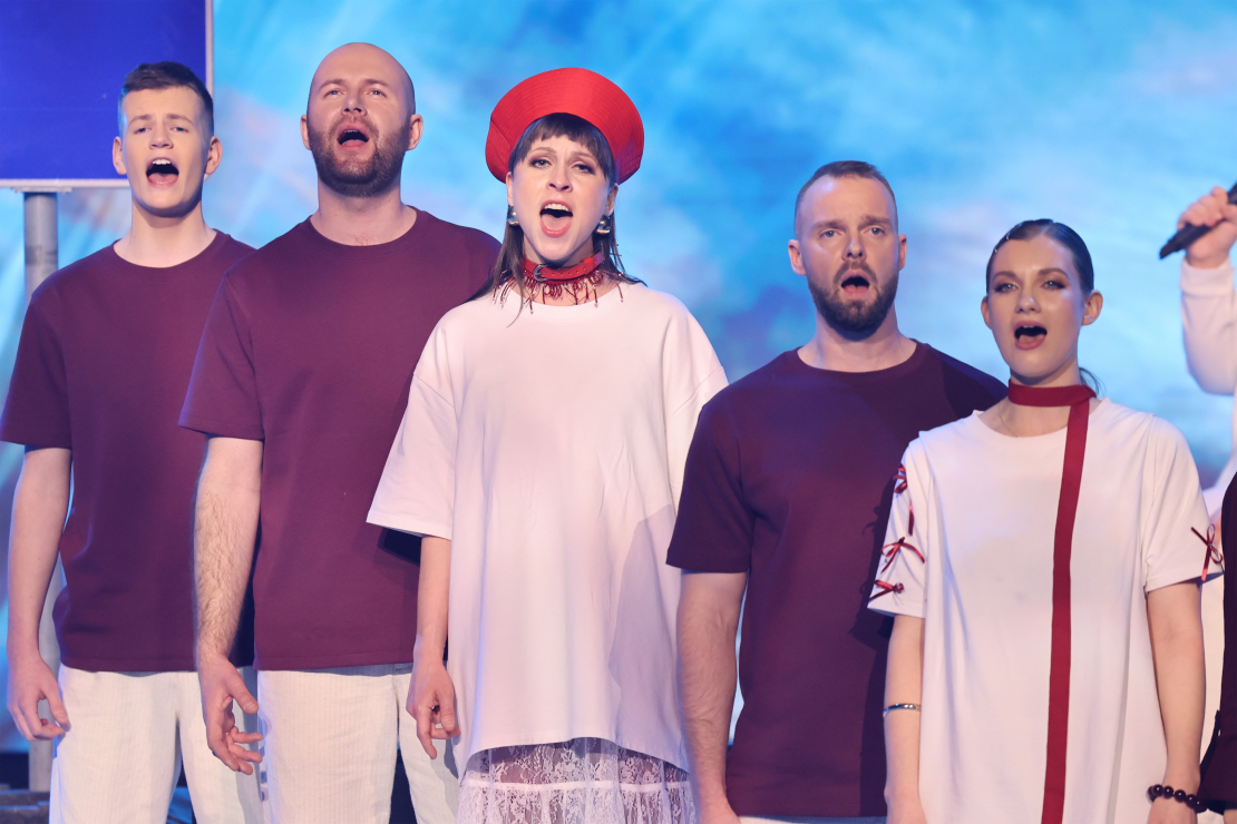 Muzikālā šova šova "Koru kari" sestā tiešraide.