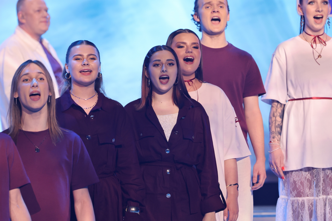 Muzikālā šova šova "Koru kari" sestā tiešraide.