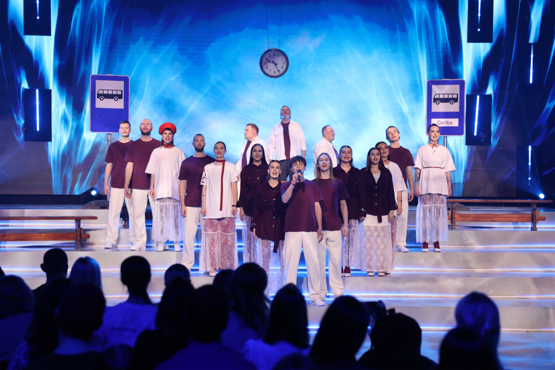 Muzikālā šova šova "Koru kari" sestā tiešraide.