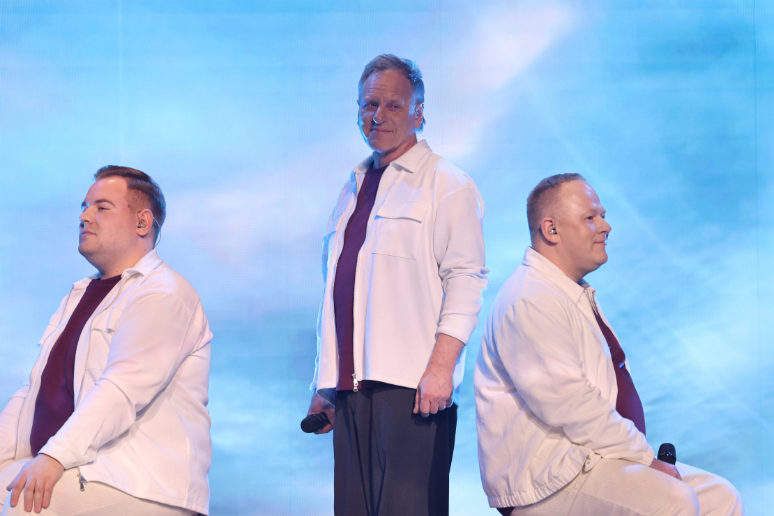 Muzikālā šova šova "Koru kari" sestā tiešraide.