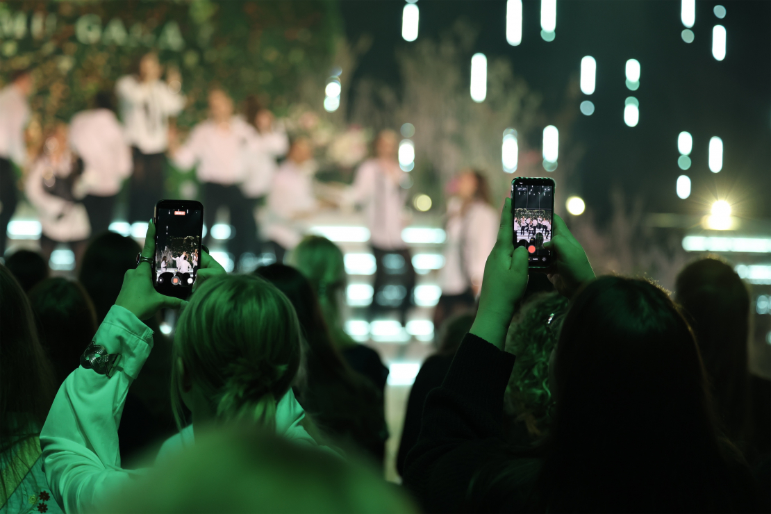 Muzikālā šova šova "Koru kari" sestā tiešraide.