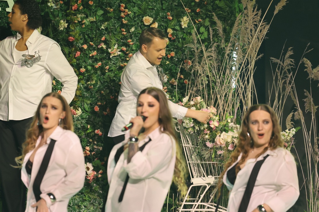 Muzikālā šova šova "Koru kari" sestā tiešraide.