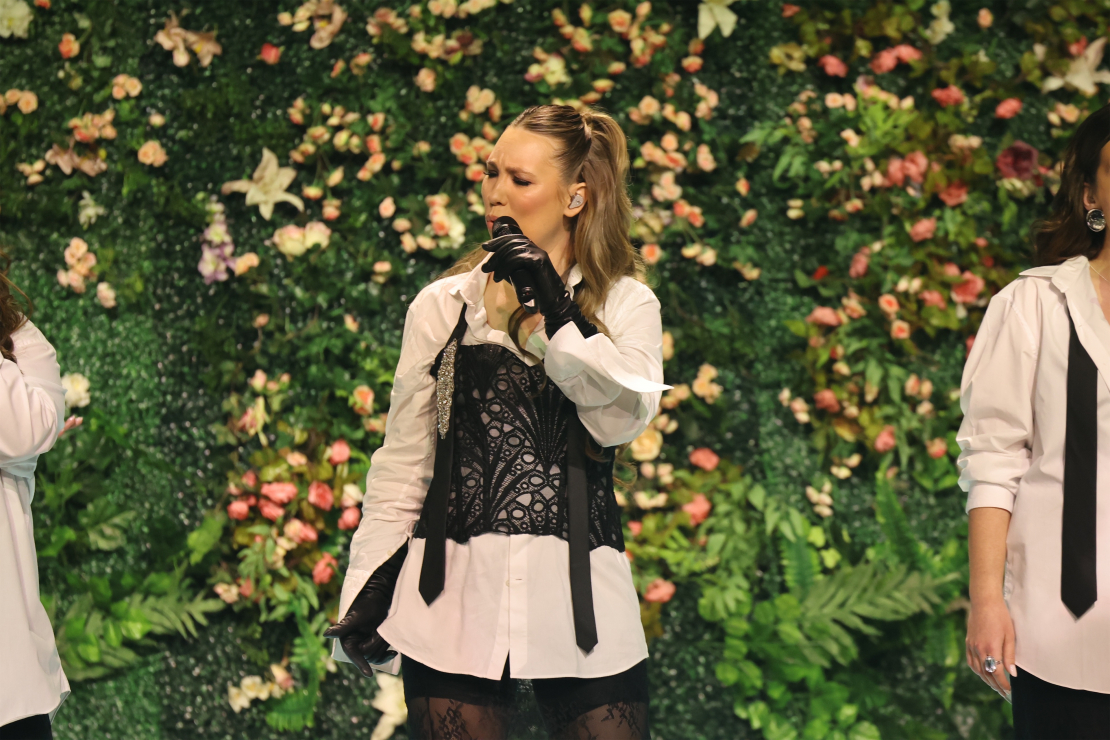 Muzikālā šova šova "Koru kari" sestā tiešraide.