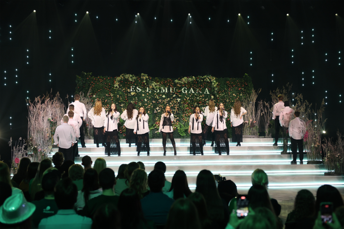 Muzikālā šova šova "Koru kari" sestā tiešraide.