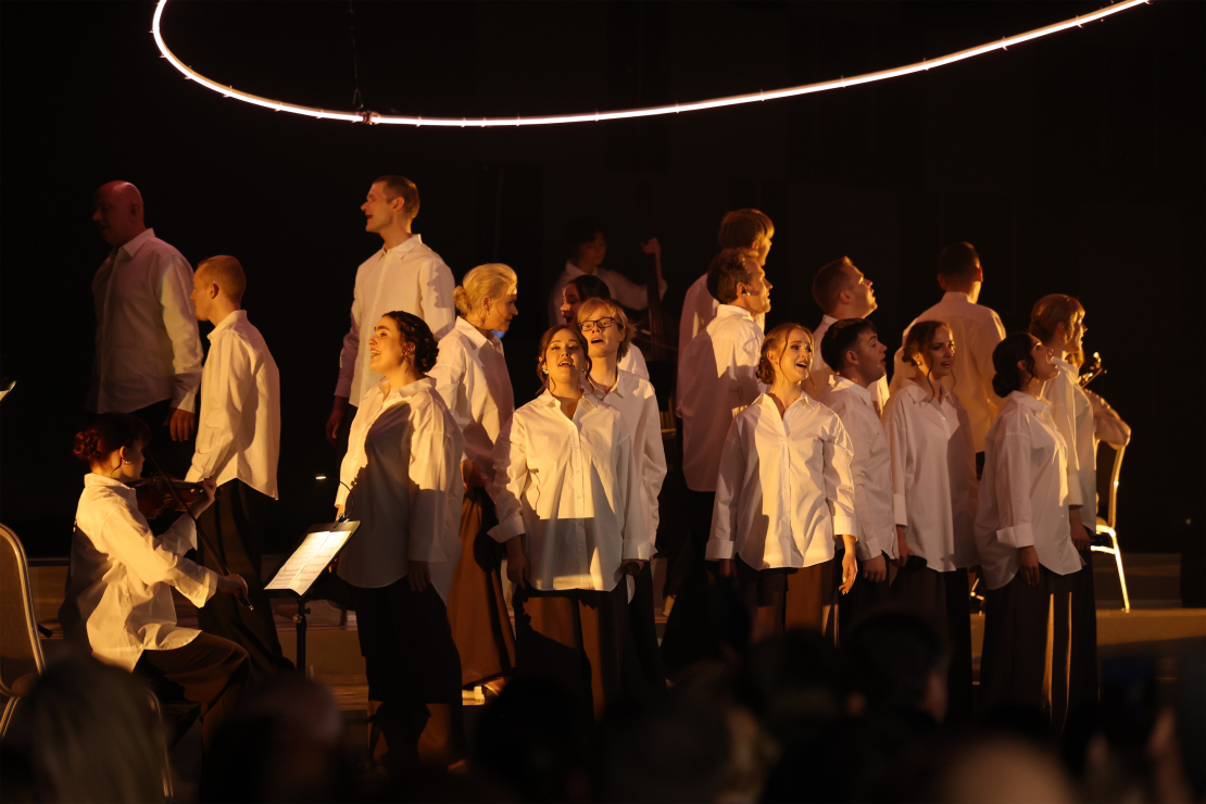 Muzikālā šova šova "Koru kari" sestā tiešraide.