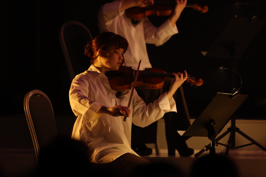 Muzikālā šova šova "Koru kari" sestā tiešraide.