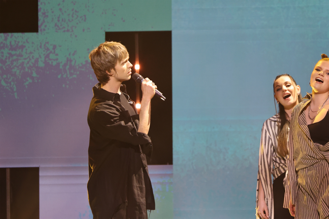 Muzikālā šova šova "Koru kari" sestā tiešraide.