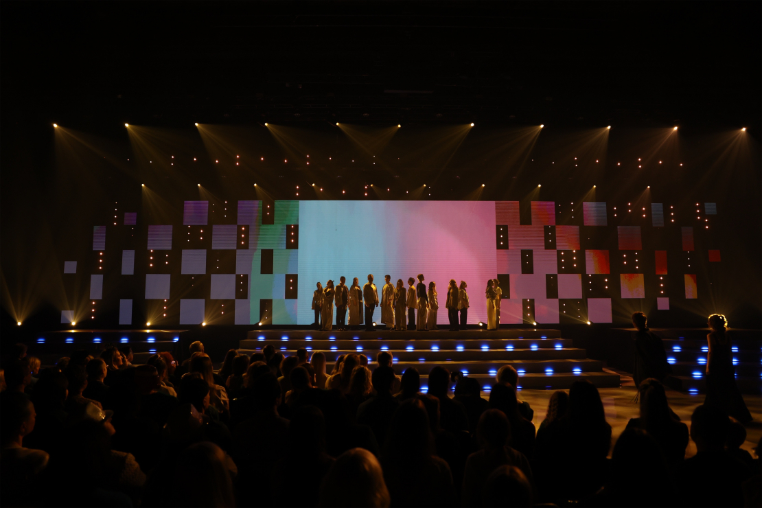 Muzikālā šova šova "Koru kari" sestā tiešraide.