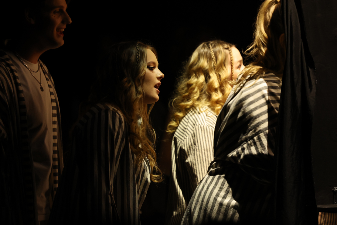 Muzikālā šova šova "Koru kari" sestā tiešraide.