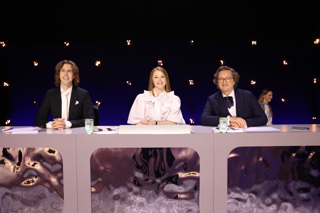 Muzikālā šova šova "Koru kari" sestā tiešraide.