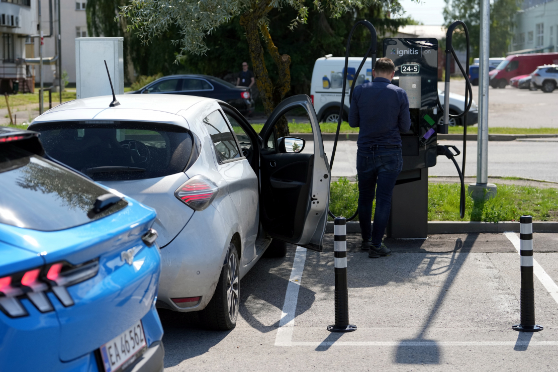 Ignitis ON elektroauto uzlādes centrs ''Rīga Plaza'' stāvlaukumā.