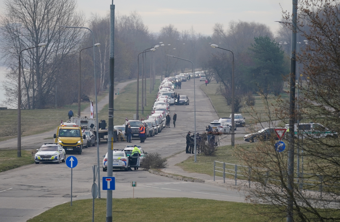 Zaķusalā notiek protesta akcija, kuru rīko Latvijā licencētie taksometru vadītāji pret "Bolt" īstenoto politiku, jo valdība nav izpildījusi nozares izvirzīto ultimātu un nav veikusi reālus soļus platformas monopola ierobežošanai.
