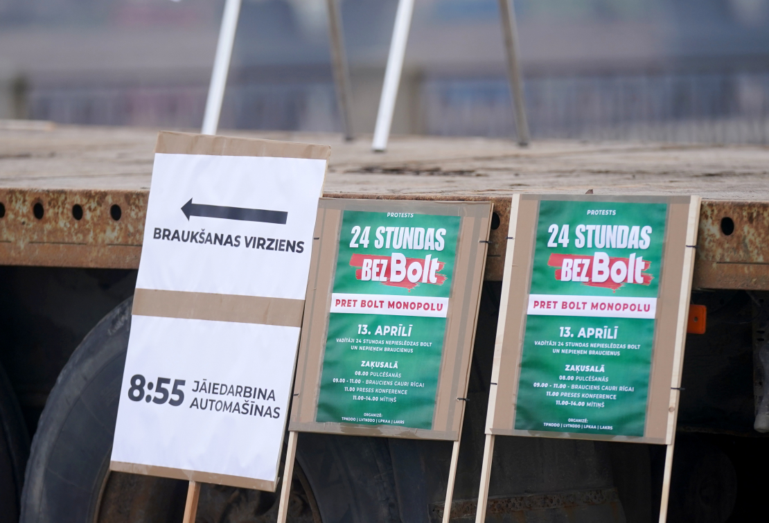 Zaķusalā notiek protesta akcija, kuru rīko Latvijā licencētie taksometru vadītāji pret "Bolt" īstenoto politiku, jo valdība nav izpildījusi nozares izvirzīto ultimātu un nav veikusi reālus soļus platformas monopola ierobežošanai.