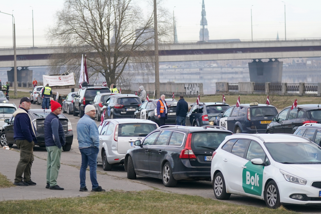 Zaķusalā notiek protesta akcija, kuru rīko Latvijā licencētie taksometru vadītāji pret "Bolt" īstenoto politiku, jo valdība nav izpildījusi nozares izvirzīto ultimātu un nav veikusi reālus soļus platformas monopola ierobežošanai.