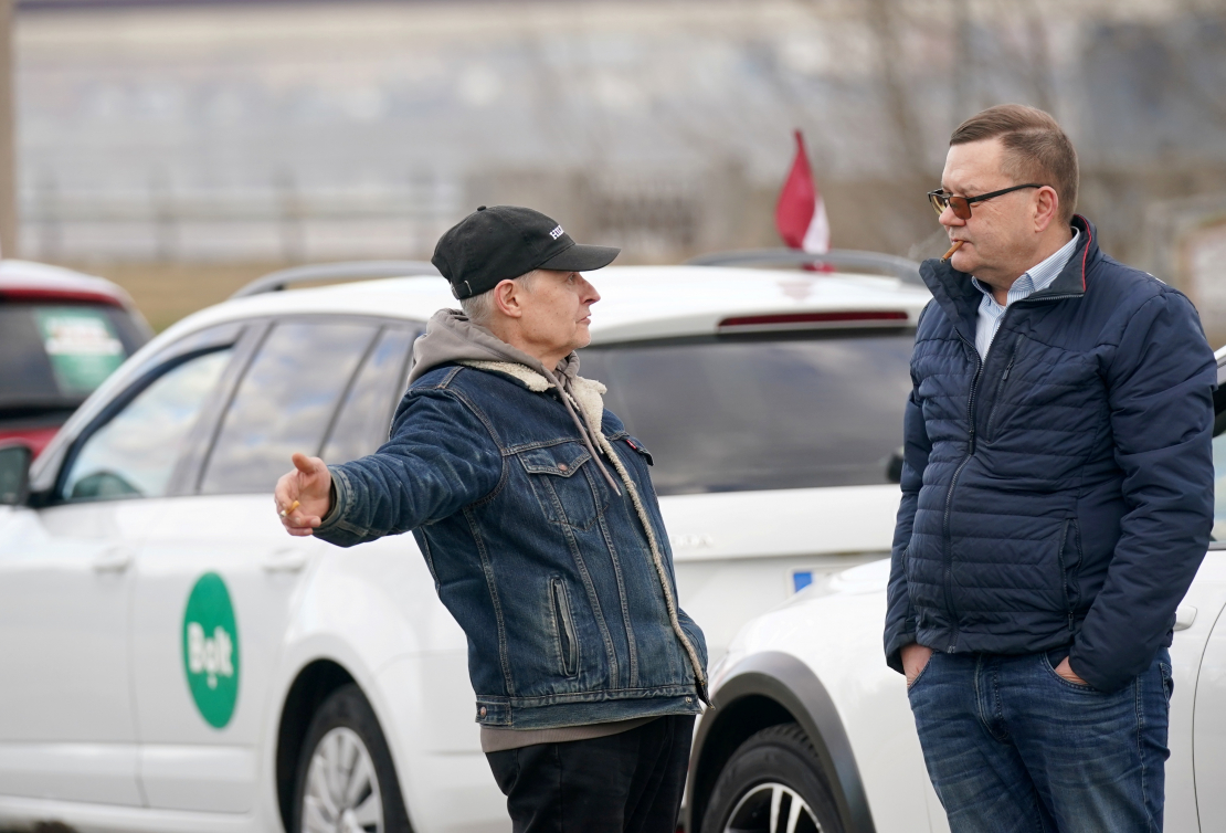 Zaķusalā notiek protesta akcija, kuru rīko Latvijā licencētie taksometru vadītāji pret "Bolt" īstenoto politiku, jo valdība nav izpildījusi nozares izvirzīto ultimātu un nav veikusi reālus soļus platformas monopola ierobežošanai.