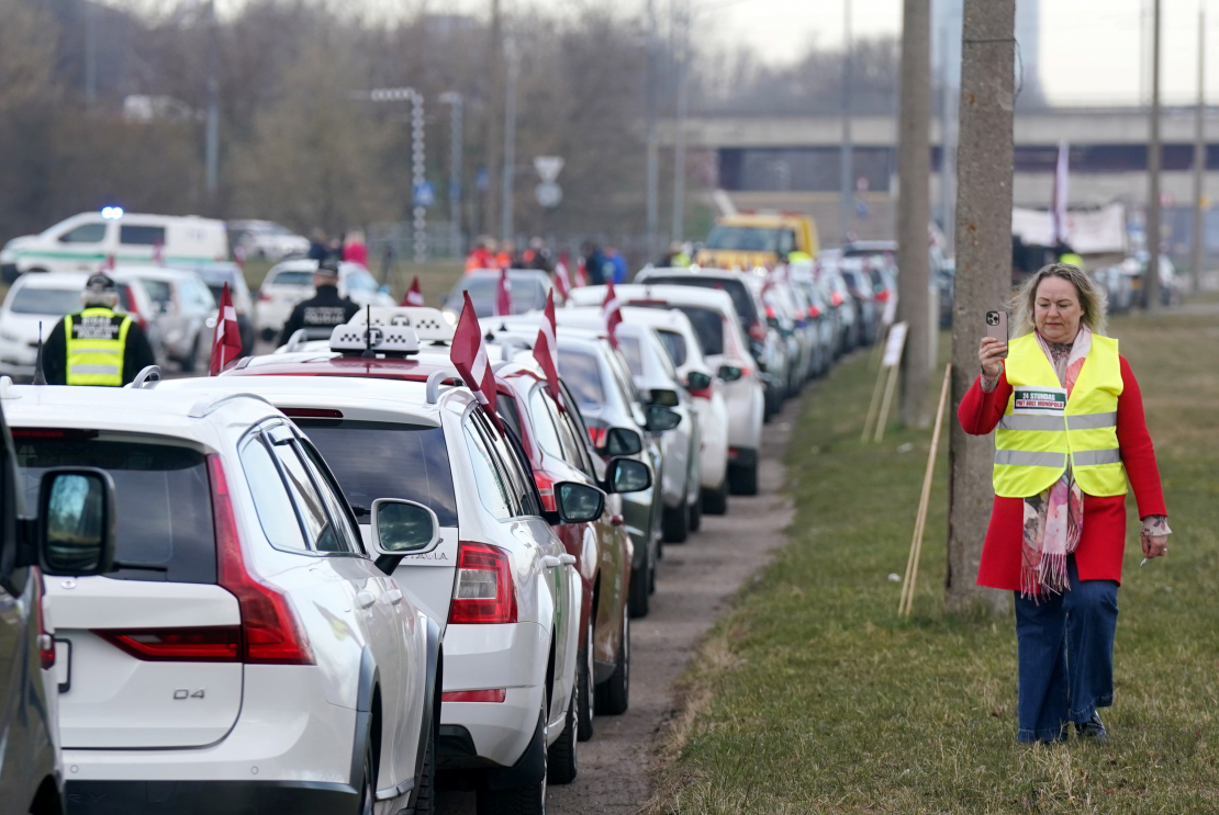 Zaķusalā notiek protesta akcija, kuru rīko Latvijā licencētie taksometru vadītāji pret "Bolt" īstenoto politiku, jo valdība nav izpildījusi nozares izvirzīto ultimātu un nav veikusi reālus soļus platformas monopola ierobežošanai.