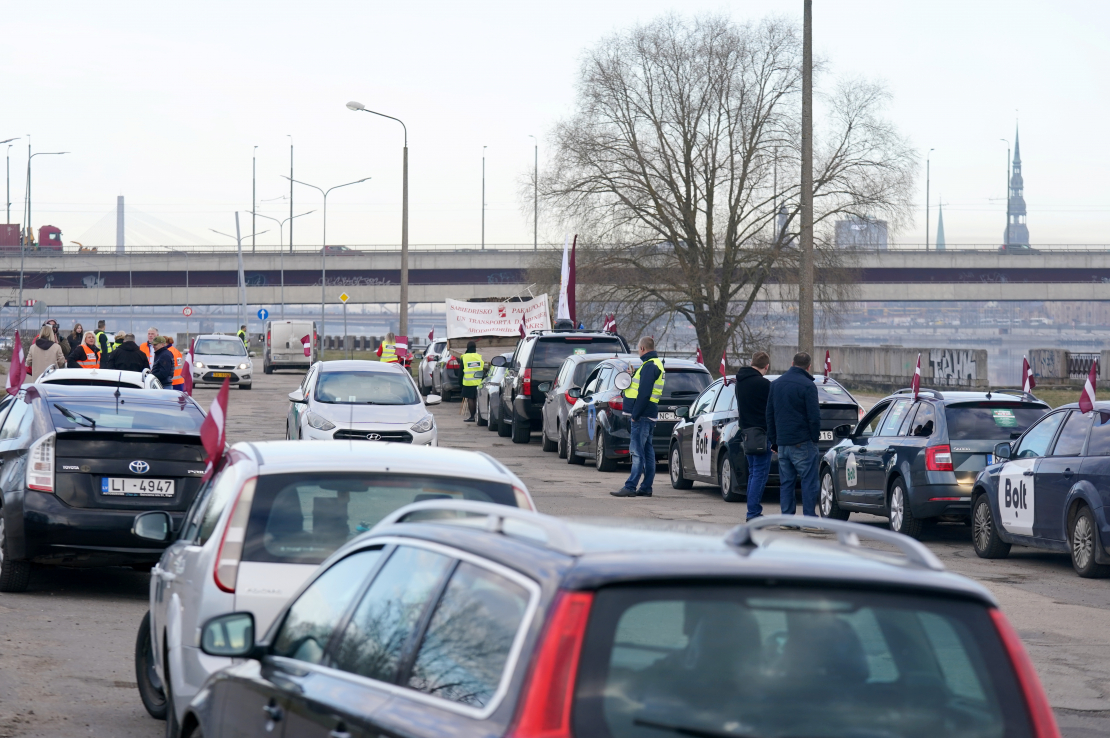 Zaķusalā notiek protesta akcija, kuru rīko Latvijā licencētie taksometru vadītāji pret "Bolt" īstenoto politiku, jo valdība nav izpildījusi nozares izvirzīto ultimātu un nav veikusi reālus soļus platformas monopola ierobežošanai.