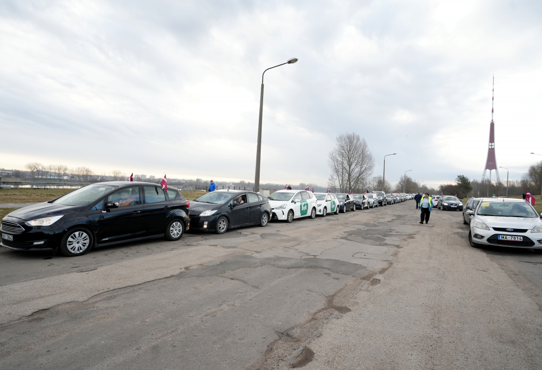 Zaķusalā notiek protesta akcija, kuru rīko Latvijā licencētie taksometru vadītāji pret "Bolt" īstenoto politiku, jo valdība nav izpildījusi nozares izvirzīto ultimātu un nav veikusi reālus soļus platformas monopola ierobežošanai.