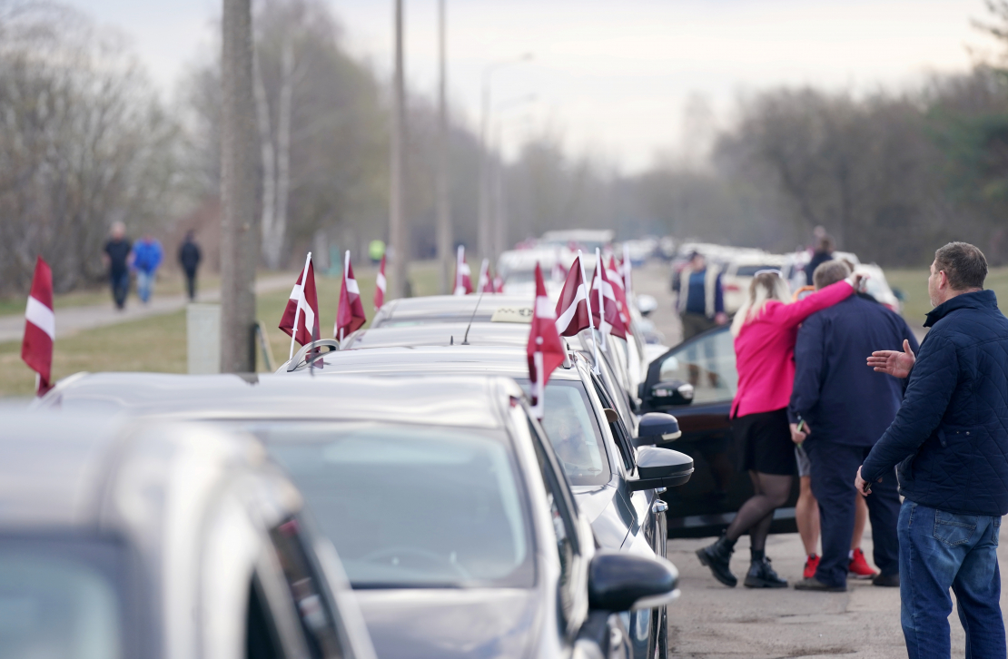 Zaķusalā notiek protesta akcija, kuru rīko Latvijā licencētie taksometru vadītāji pret "Bolt" īstenoto politiku, jo valdība nav izpildījusi nozares izvirzīto ultimātu un nav veikusi reālus soļus platformas monopola ierobežošanai.