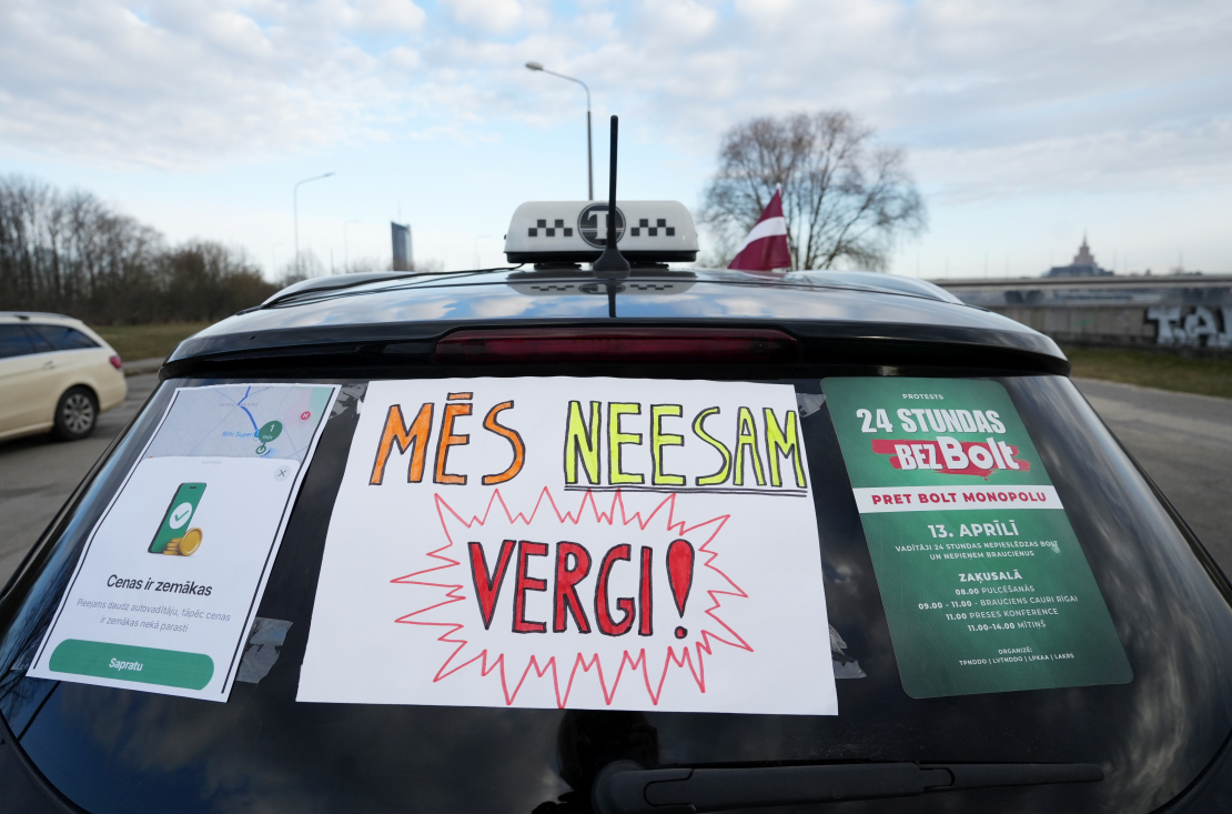 Zaķusalā notiek protesta akcija, kuru rīko Latvijā licencētie taksometru vadītāji pret "Bolt" īstenoto politiku, jo valdība nav izpildījusi nozares izvirzīto ultimātu un nav veikusi reālus soļus platformas monopola ierobežošanai.