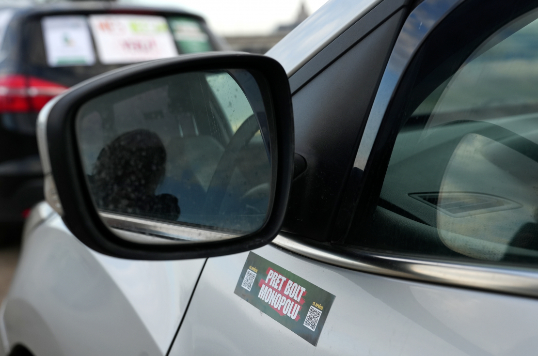 Zaķusalā notiek protesta akcija, kuru rīko Latvijā licencētie taksometru vadītāji pret "Bolt" īstenoto politiku, jo valdība nav izpildījusi nozares izvirzīto ultimātu un nav veikusi reālus soļus platformas monopola ierobežošanai.