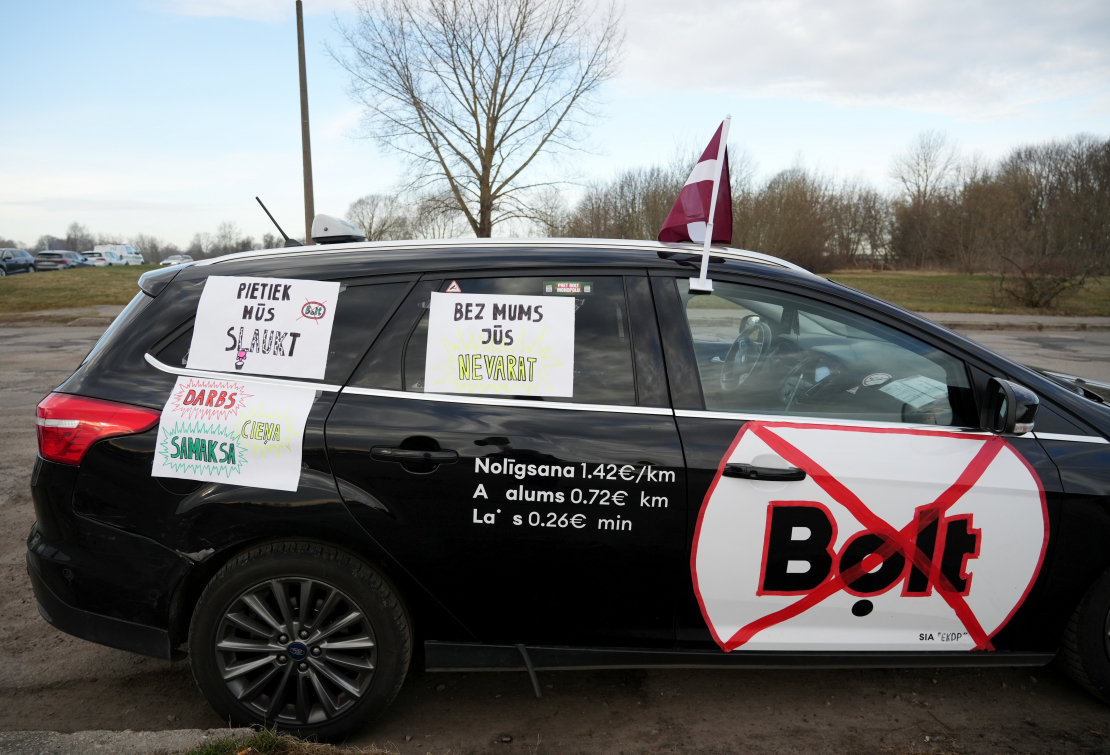 Zaķusalā notiek protesta akcija, kuru rīko Latvijā licencētie taksometru vadītāji pret "Bolt" īstenoto politiku, jo valdība nav izpildījusi nozares izvirzīto ultimātu un nav veikusi reālus soļus platformas monopola ierobežošanai.