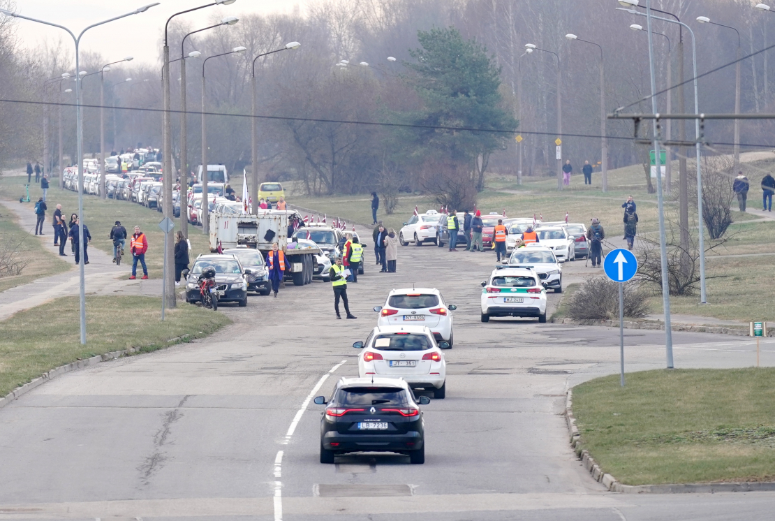 Zaķusalā notiek protesta akcija, kuru rīko Latvijā licencētie taksometru vadītāji pret "Bolt" īstenoto politiku, jo valdība nav izpildījusi nozares izvirzīto ultimātu un nav veikusi reālus soļus platformas monopola ierobežošanai.
