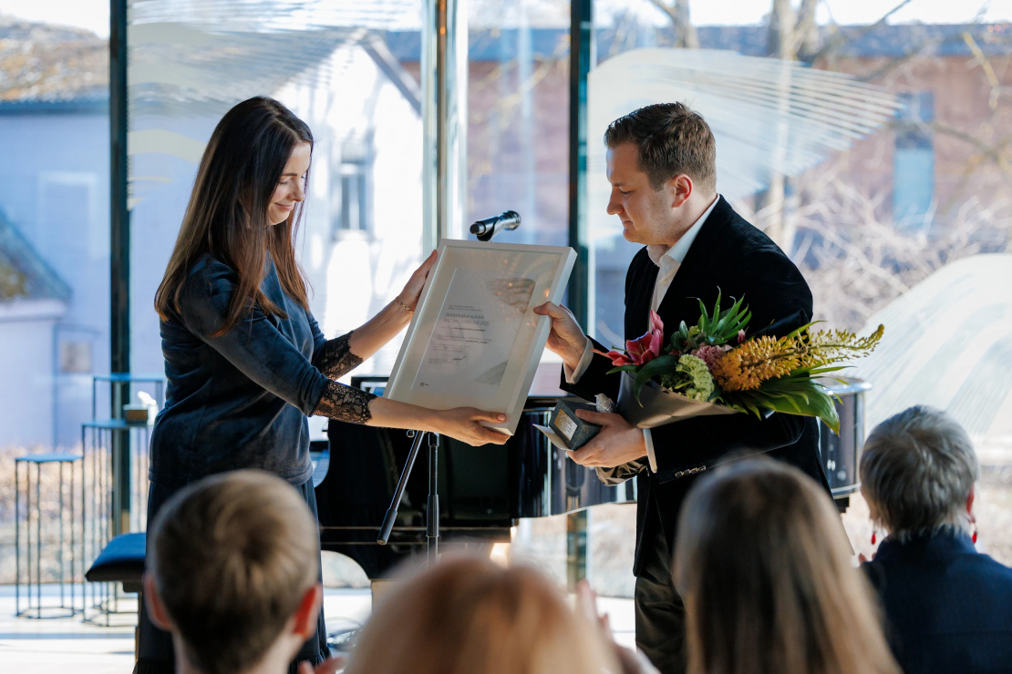 22. reizi tiek pasniegta Rīgas pašvaldības Izglītības, kultūras un sporta departamenta gada balva "Baltais zvirbulis".