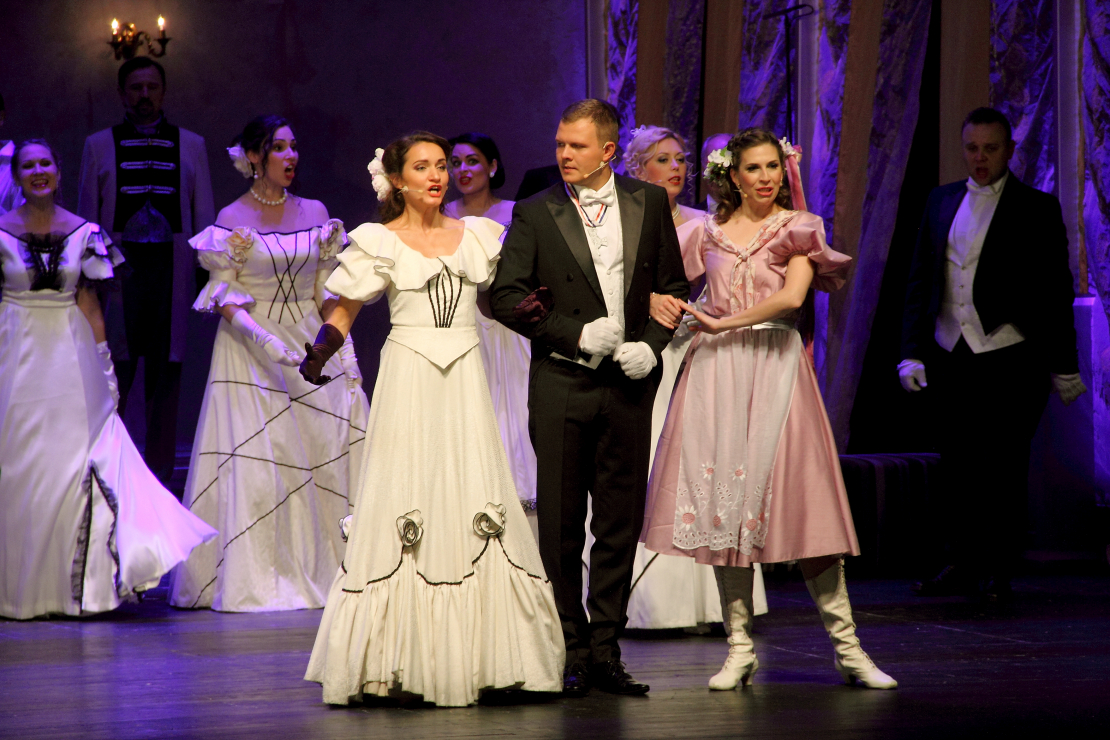 Dainis Skutelis un Anta Jankovska operetes "Džudita" izrādē.