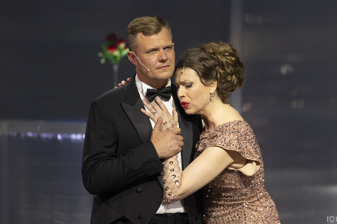 Dainis Skutelis un Anta Jankovska operetes "Džudita" izrādē.