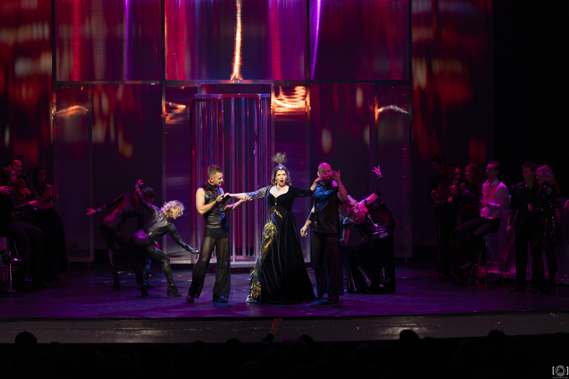 Dainis Skutelis un Anta Jankovska operetes "Džudita" izrādē.