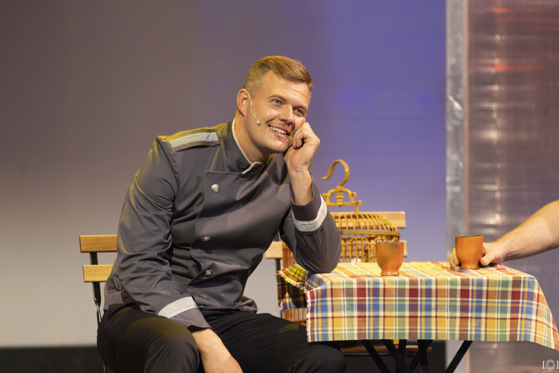 Dainis Skutelis un Anta Jankovska operetes "Džudita" izrādē.