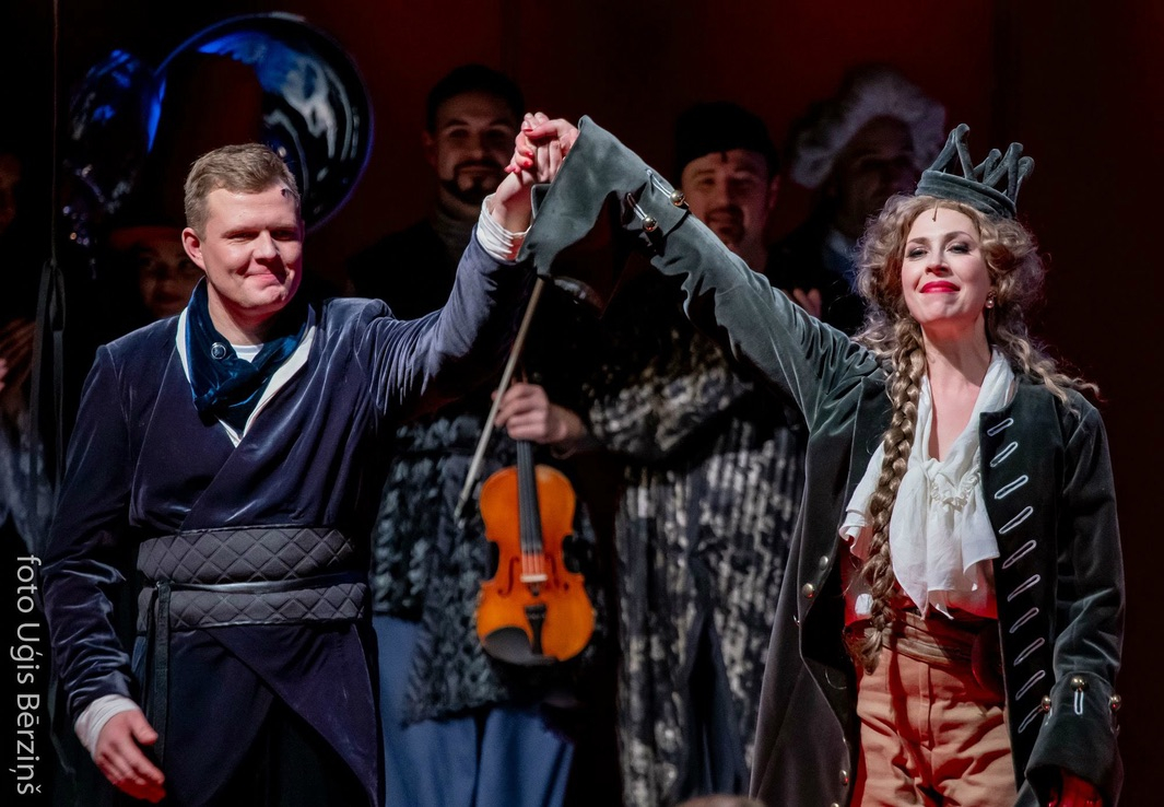 Dainis Skutelis un Anta Jankovska operetes "Džudita" izrādē.