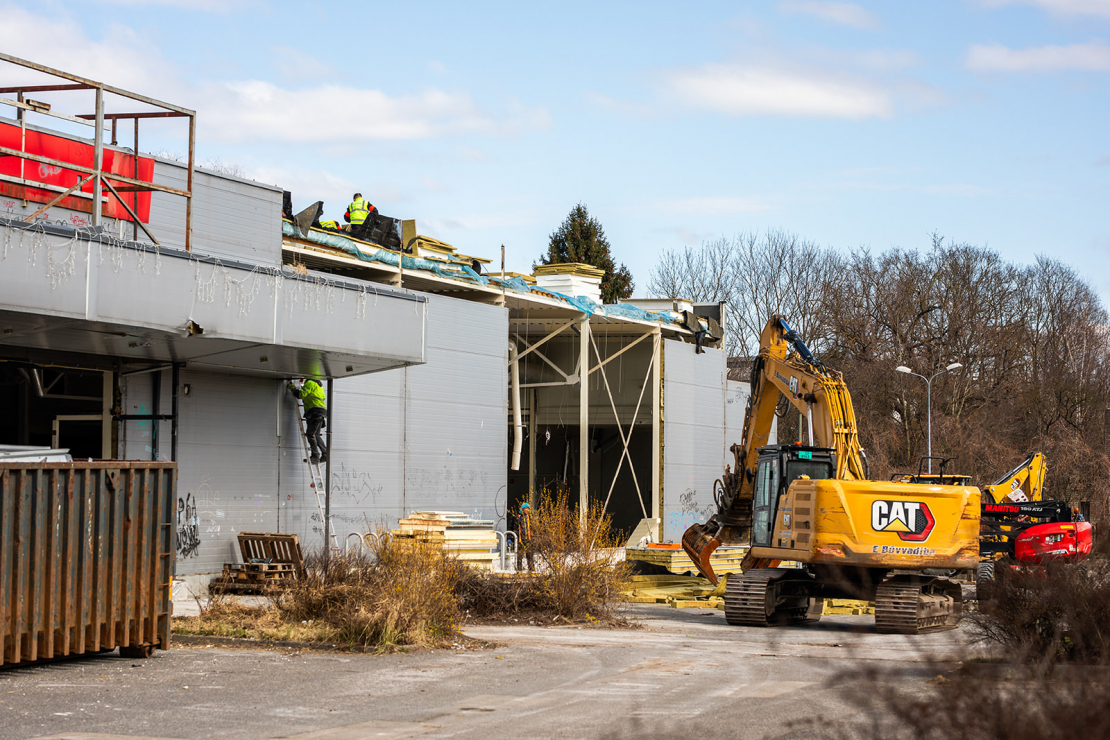 Tirdzniecības ēkas demontāža Dzirciema ielā.