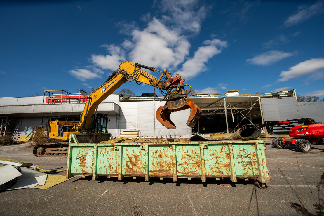 Tirdzniecības ēkas demontāža Dzirciema ielā.