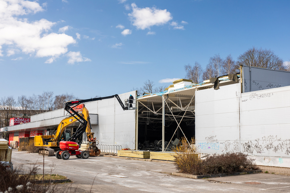 Tirdzniecības ēkas demontāža Dzirciema ielā.