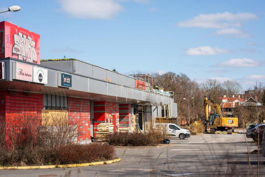 Tirdzniecības ēkas demontāža Dzirciema ielā.
