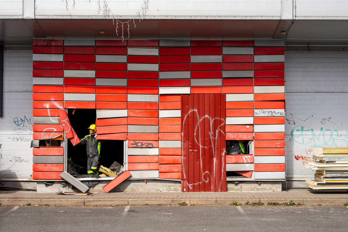 Tirdzniecības ēkas demontāža Dzirciema ielā.