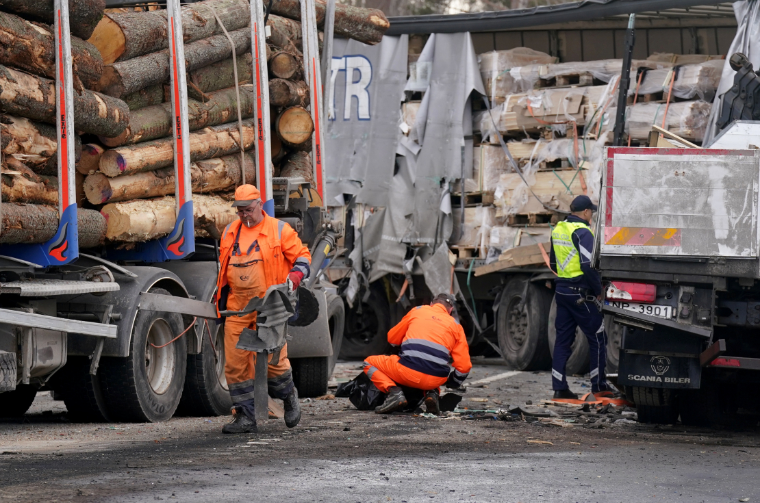 Piecu kravas automašīnu sadursmes dēļ bloķēta Liepājas šoseja netālu no Tīreļiem