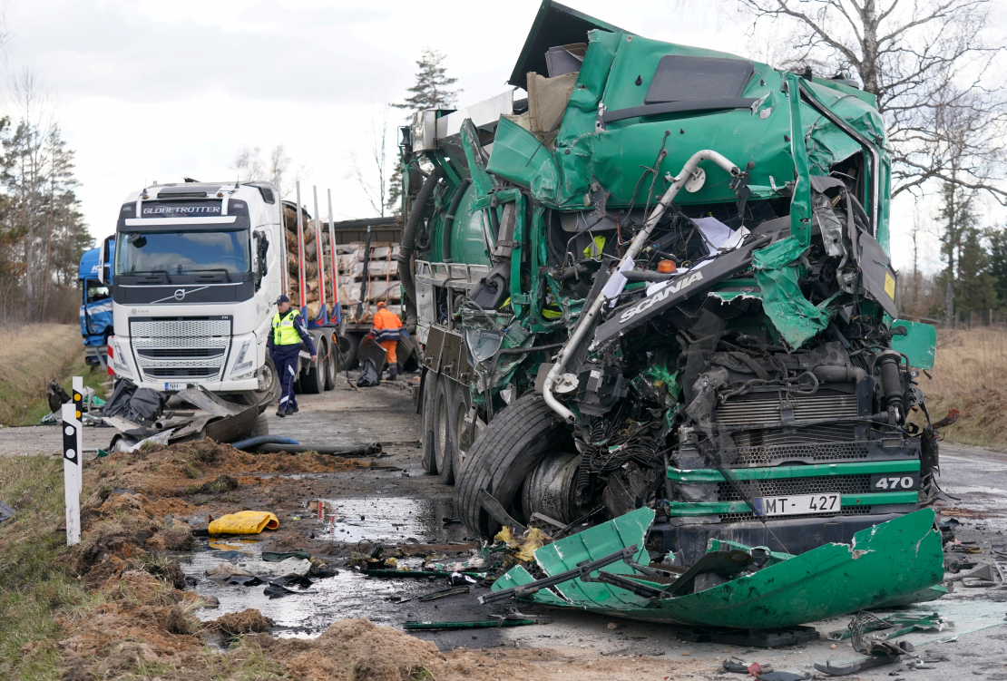 Piecu kravas automašīnu sadursmes dēļ bloķēta Liepājas šoseja netālu no Tīreļiem