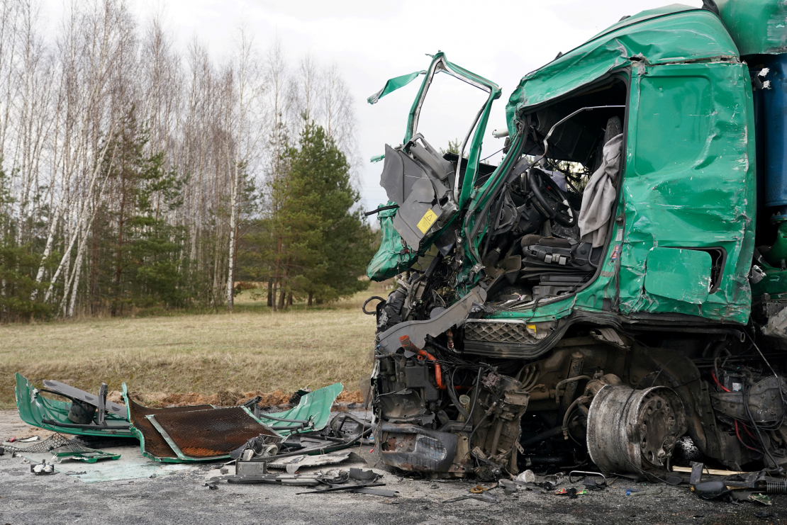 Piecu kravas automašīnu sadursmes dēļ bloķēta Liepājas šoseja netālu no Tīreļiem