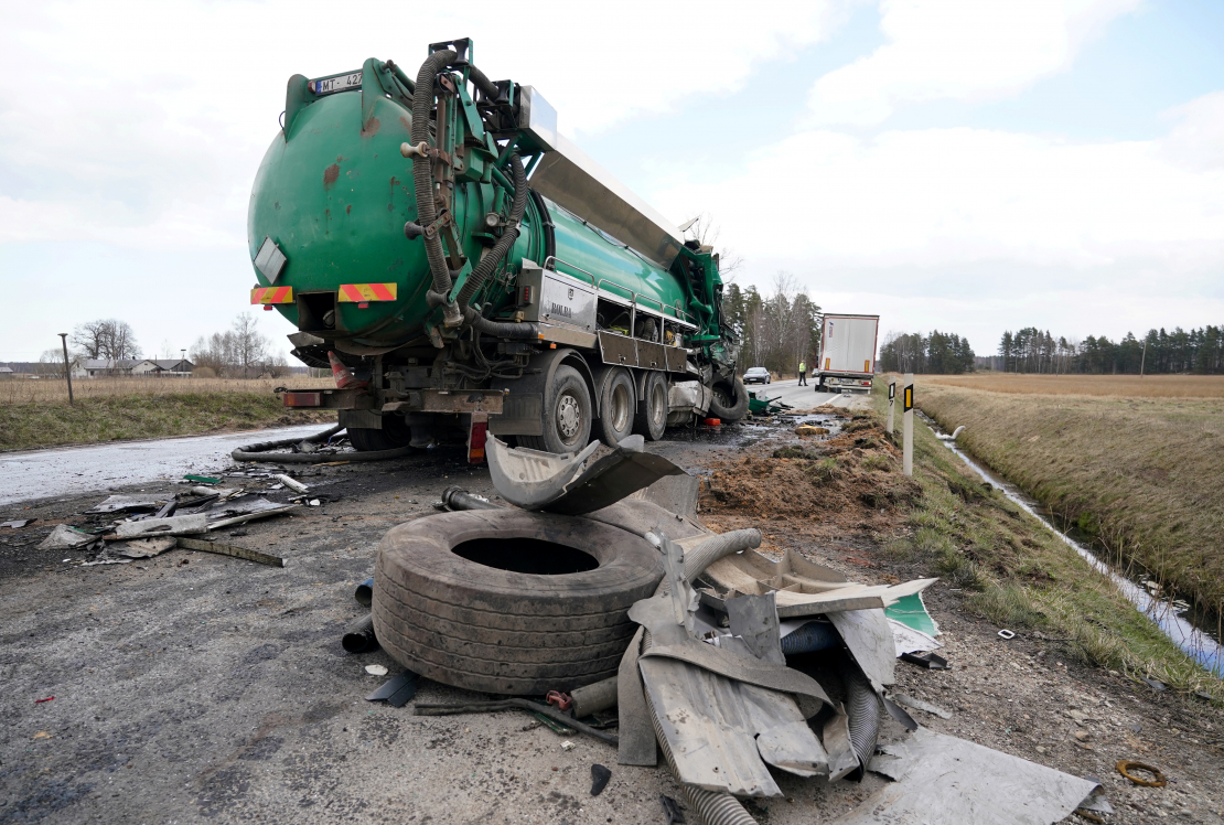 Piecu kravas automašīnu sadursmes dēļ bloķēta Liepājas šoseja netālu no Tīreļiem