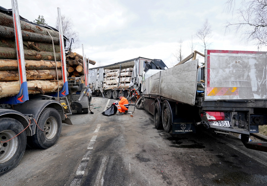 Piecu kravas automašīnu sadursmes dēļ bloķēta Liepājas šoseja netālu no Tīreļiem