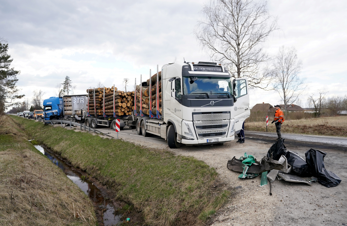 Piecu kravas automašīnu sadursmes dēļ bloķēta Liepājas šoseja netālu no Tīreļiem