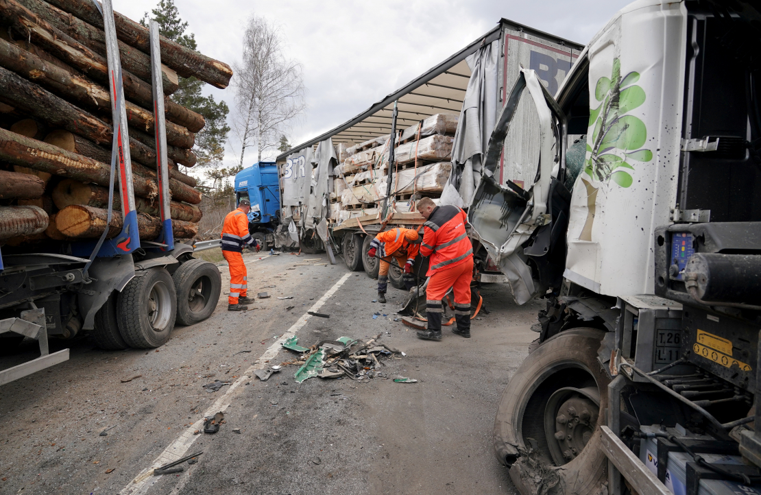 Piecu kravas automašīnu sadursmes dēļ bloķēta Liepājas šoseja netālu no Tīreļiem