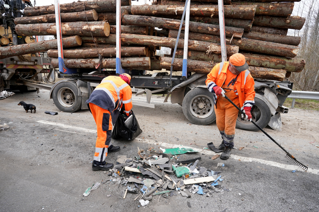 Piecu kravas automašīnu sadursmes dēļ bloķēta Liepājas šoseja netālu no Tīreļiem