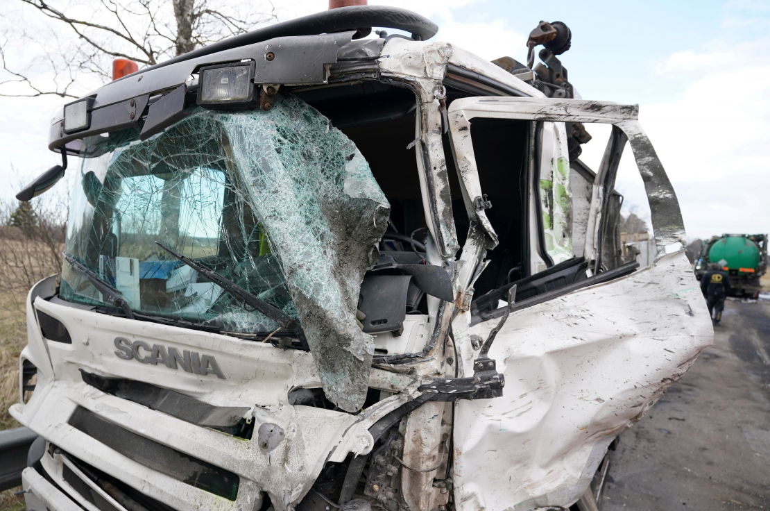 Piecu kravas automašīnu sadursmes dēļ bloķēta Liepājas šoseja netālu no Tīreļiem