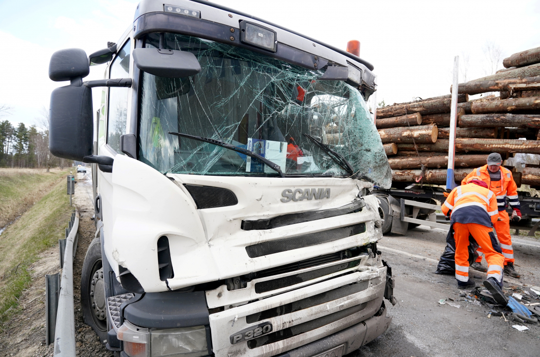 Piecu kravas automašīnu sadursmes dēļ bloķēta Liepājas šoseja netālu no Tīreļiem
